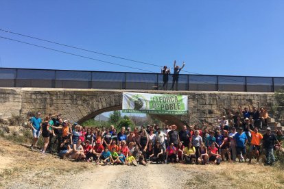 Foto de grupo del centenar de vecinos de Alfarràs y alrededores que participaron ayer en la iniciativa. 