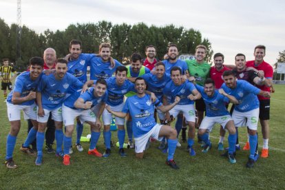 La plantilla del Alcarràs celebra el pase a la siguiente ronda de la Copa Catalunya Amateur, ayer en el Municipal de Anglesola.