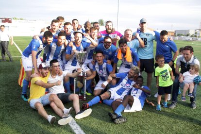 La plantilla del Torregrosa celebra el título conquistado ayer en el Complex Esportiu Antoni Palau de Torrefarrera.