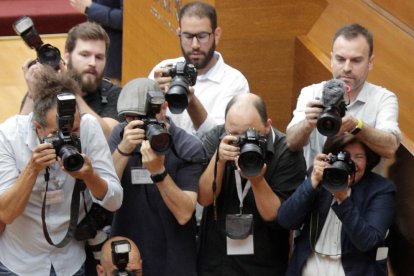 Mònica Oltra y Ximo Puig se saludan tras la toma posesión.