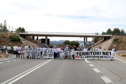 Fotografía general de los manifestantes ayer en el corte del a C-12 en Móra d’Ebre. 