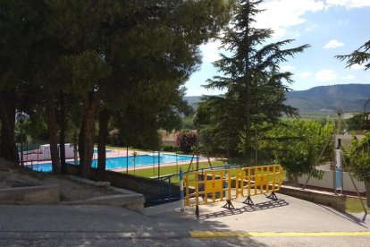 Vista de las piscinas municipales de La Granja d’Escarp donde tuvo lugar el trágico suceso el domingo. 