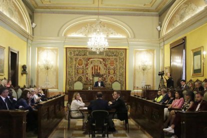 Distribució dels grups municipals al saló de plens - Als bancs de l’esquerra del saló de plens de la Paeria, durant la investidura de l’alcalde es van situar els grups del PSC (a baix), Cs i el PP (a dalt) i a la dreta, ERC (a baix), JxCat i ...