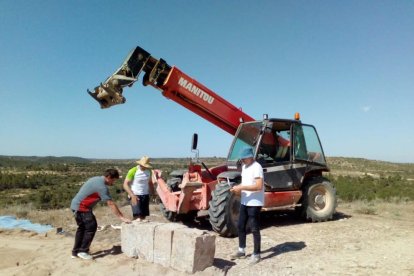 Les obres per reconstruir l’arc d’Adar o d’Adà de Llardecans després que quedés destrossat al març.