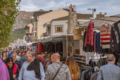 Vista de l’afluència de públic ahir a la fira, amb la tirolina, una de les activitats, al fons.