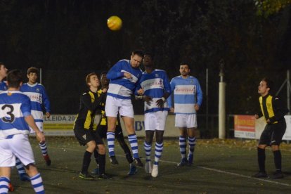 Un jugador del Pardinyes B y un jugador del Albesa disputando la pelota.