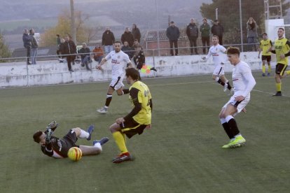 El porter local Xammar atalla una pilota davant de la proximitat de Jordana, del Balaguer.