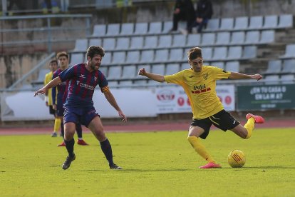 Un jugador del Mollerussa es disposa a centrar la pilota davant la presència del capità del Gavà en una de la jugades del partit d’ahir.