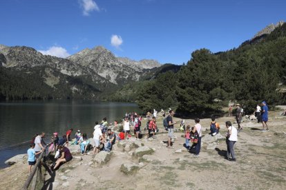 Imagen de un grupo de turistas en el Estany de Sant Maurici el pasado mes de agosto. 