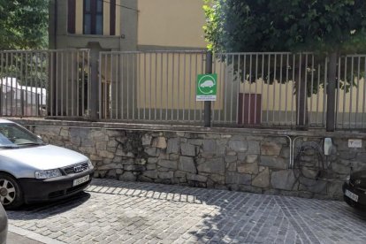 La electrolinera de Tesla instalada en la calle Mola de Arties.