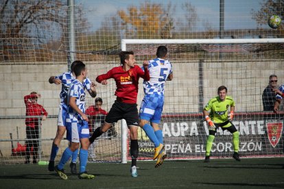 Varilla, del Tamarit, lluita per la pilota amb un jugador rival.