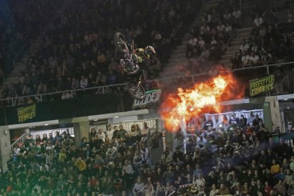 Un pilot fa una pirueta a l’aire al costat del foc en l’espectacle de l’any passat.