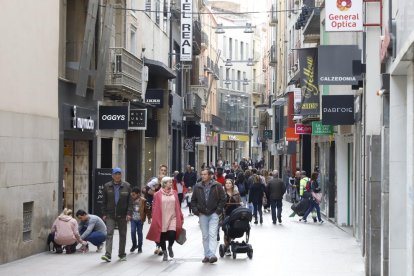 Vista de l’Eix Comercial, on moltes botigues van obrir, ahir a mig matí.