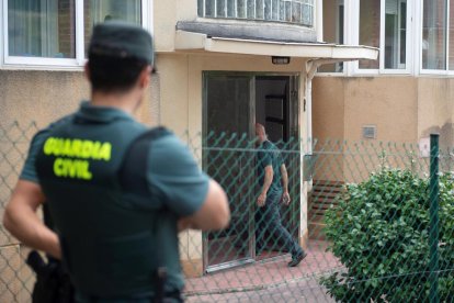 La Guàrdia Civil inspecciona l’habitatge de la detinguda.