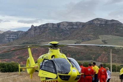 Moment en què l’helicòpter del SEM evacua la nena ferida a Areny.