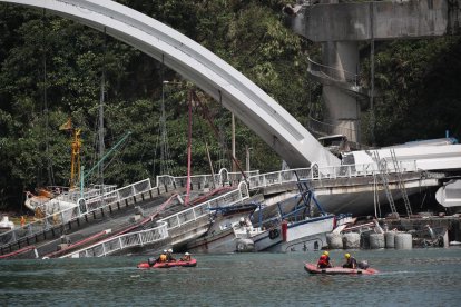 Imatge dels equips de rescat al costat del pont esfondrat.