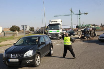 Un treballador, regulant el trànsit de la via després de l'accident a la carretera Ll-11 de Lleida