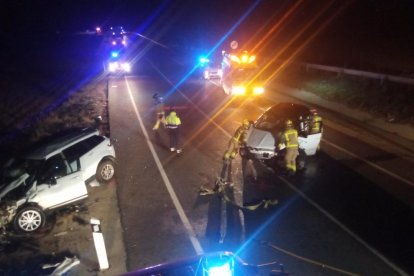 Efectivos de emergencias trabajando ayer en la colisión entre dos vehículos en Almenar. 