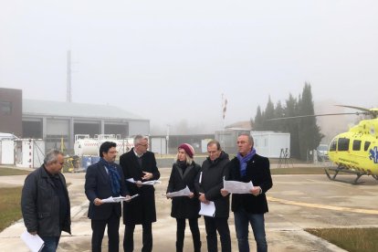 El secretari d'Infraestructures i Mobilitat, Isidre Gavín, juntament amb la delegada del Govern a l'Alt Pirineu i Aran, Rosa Amorós, i el regidor de mobilitat i urbanisme de l'Ajuntament de Tremp, Antoni Flores, han visitat l'heliport de Tremp.