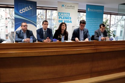 Representants de l'APCE i CaixaBank, amb el tinent d'alcalde i regidor d'Urbanisme de la Paeria de Lleida, Toni Postius, aquest dilluns a la COELL.