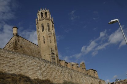 Estructura de andamios instalada esta semana en la cara del reloj del campanario de la Seu Vella.