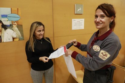 La vigilante de seguridad del Santa Maria recoge un objeto para la caja fuerte.