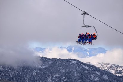 Imatge d’alguns dels esquiadors que han passat per Baqueira Beret aquest cap de setmana passat.