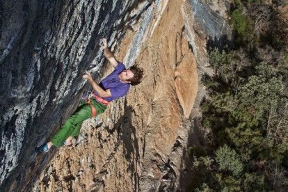 Chris Sharma, uno de los mejores escaladores del mundo, en una de las paredes de Oliana.