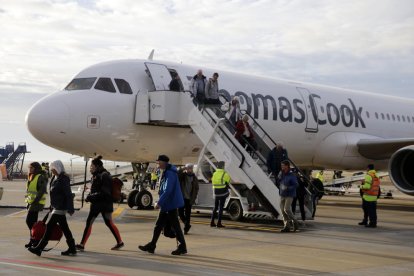 Imatge d'arxiu d'un avió de Thomas Cook a la pista de l'aeroport d'Alguaire.