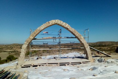 Retiren els puntals de l'arc d'Adar de Llardecans i torna a lluir amb el seu aspecte original