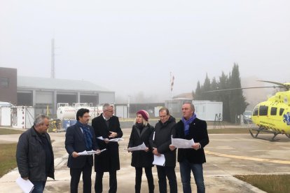 Visita de Isidre Gavín y representantes del territorio al helipuerto. 