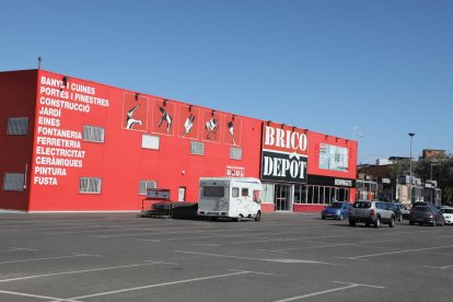 La botiga de Brico Dêpot a Lleida està situada a l’avinguda Rovira Roure, al costat de l’Arnau de Vilanova.