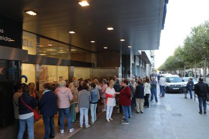 Desenes de jubilats esperen a la porta de l’OMAC per apuntar-se a classes d’aiguagim, ahir.