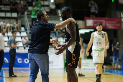 Jorge Serna, alliçonant Mike Carey durant el partit disputat a la pista del Castelló.