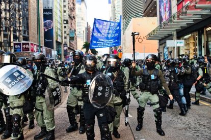 Miembros antidisturbios hongkoneses el domingo.