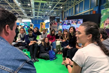 Jóvenes en un debate sobre el cambio climático, ayer en Madrid.