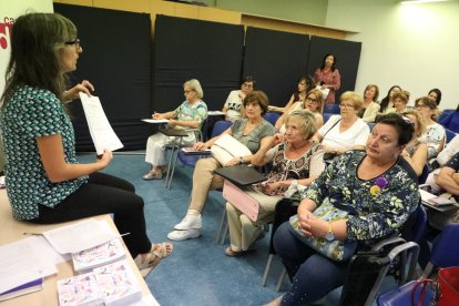 Sandra Castro, amb representants d’entitats feministes.