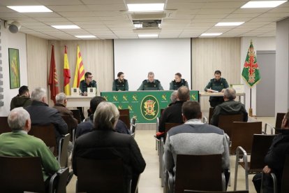 Un momento ayer de la subasta de armas en la comandancia de la Guardia Civil de Lleida. 