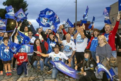 Los aficionados del Fan Club de Cervera celebraron de madrugada a lo grande el título conquistado por Àlex Màrquez.