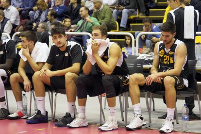 Rostros muy expresivos en el banquillo del ICG Força Lleida.