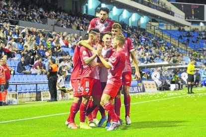 Los jugadores del Lleida celebran el gol de Raúl.