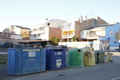 Contenedores en Torrefarrera, que serán sustituidos por nuevas islas.