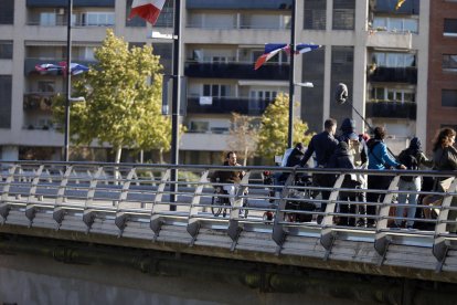 Mario Casas, en silla de ruedas en la escena rodada ayer en el Pont Vell de Lleida de la película ‘El practicante’, del director Carles Torras.