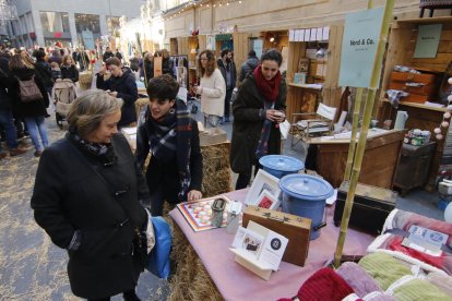 El mercat va atreure clients i curiosos tant al matí com a la tarda.