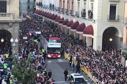 El bus descapotable de l’equip de l’Osca a l’arribar al Casino.