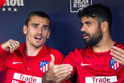 Griezmann, a la banqueta al costat de Diego Costa.