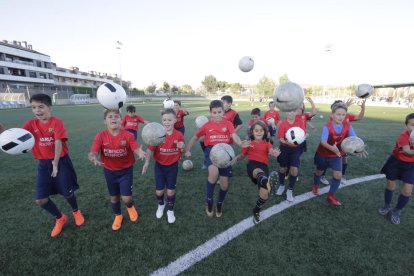 Nova temporada del Barça Academy de Torrefarrera - El Complex Esportiu del Segrià, a Torrefarrera, va donar ahir inici a una nova temporada d’entrenaments de perfeccionament del Barça Academy. La de Torrefarrera és una de les 5 que el Barça  ...