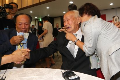 Emocionant nou retrobament de famílies entre les dos Corees