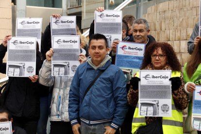 Uno de los activistas de la PAH acusados, Henry Mora, acompañado por miembros de la plataforma, en la plaza Sant Joan de Lleida, antes del juicio.