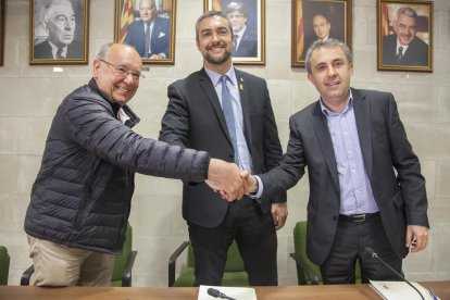 El acto de la firma del convenio para la potabilizadora ayer en Agramunt.